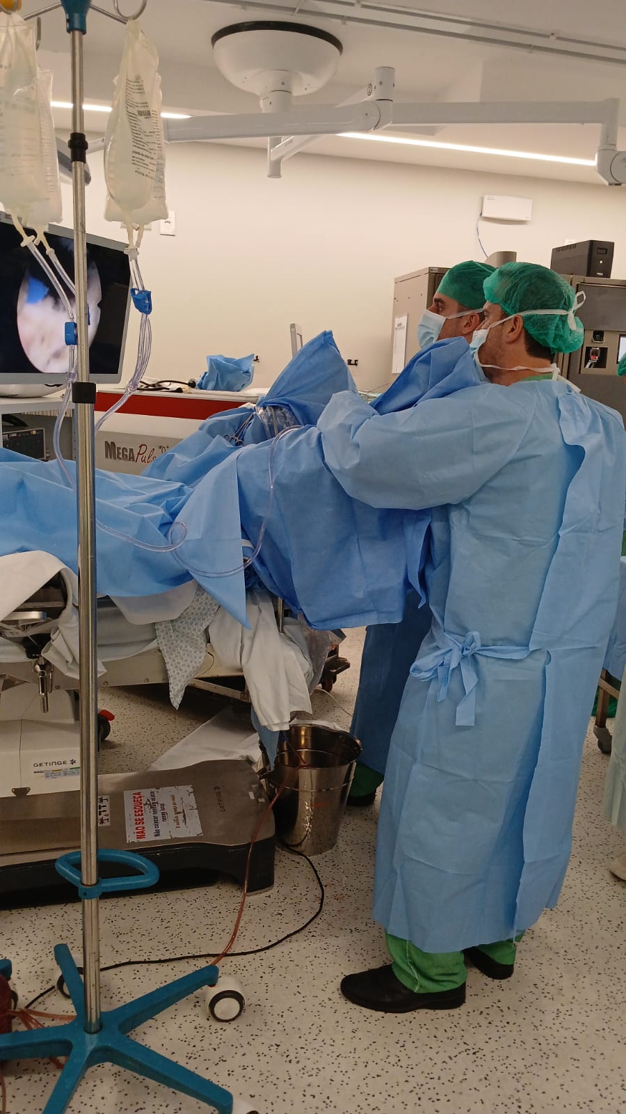 Urologistas realizando HoLEP — enucleação prostática com laser de hólmio — em centro cirúrgico no Rio de Janeiro