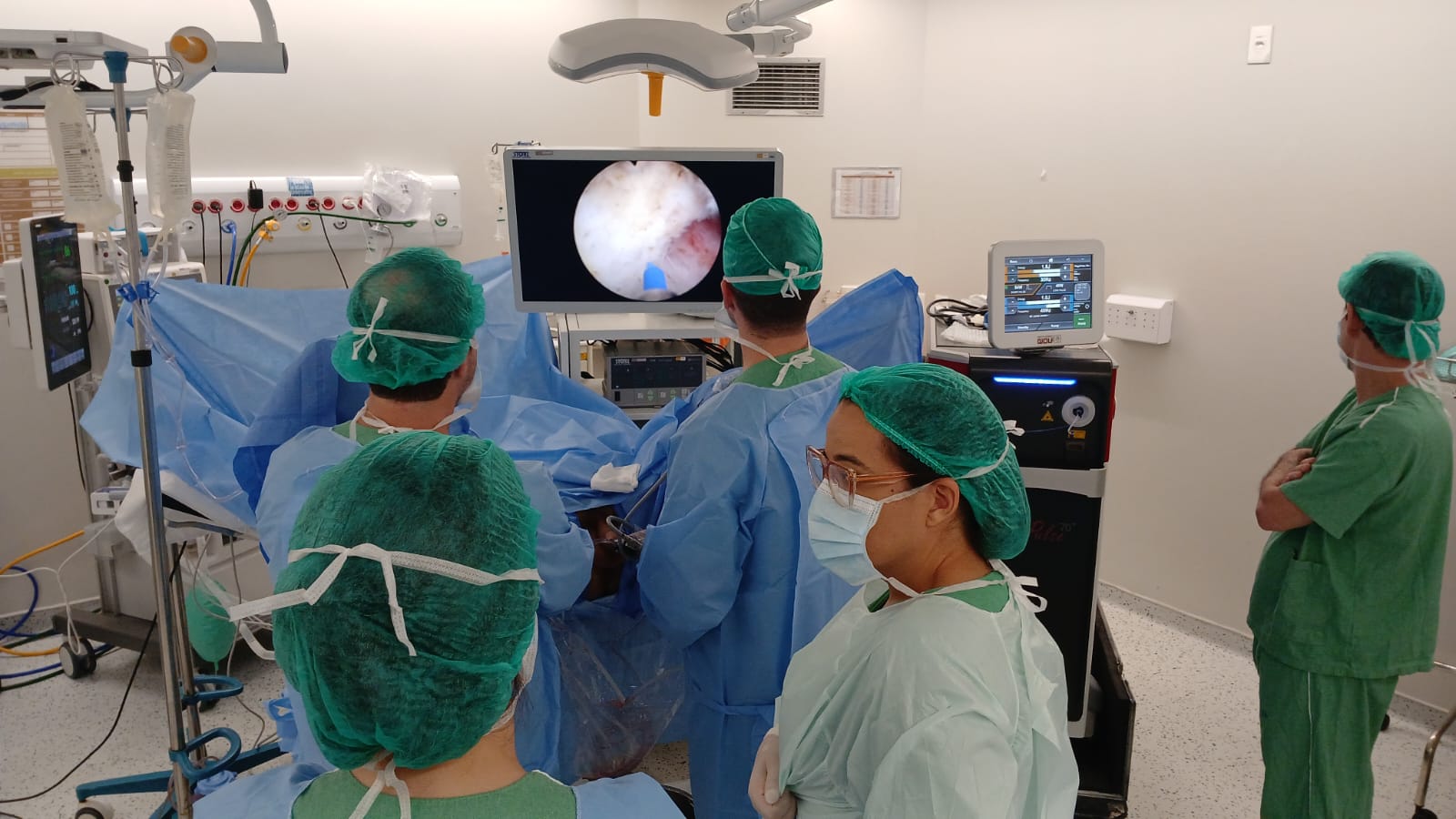 Equipe da UroClínica Rio durante cirurgia HoLEP, acompanhando a enucleação da próstata no monitor endoscópico, no Rio de Janeiro