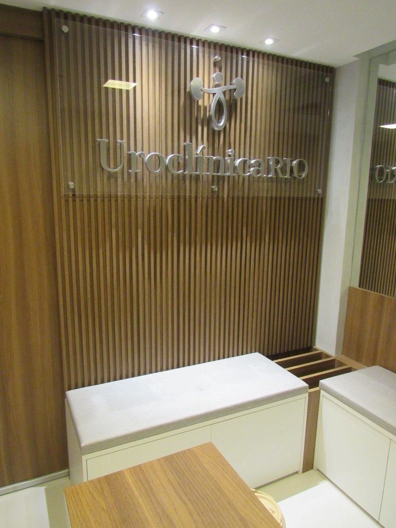 Entrada da UroClínica Rio com a logomarca em destaque