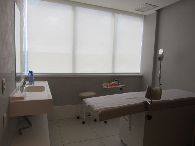 Sala de procedimentos equipada da UroClínica Rio