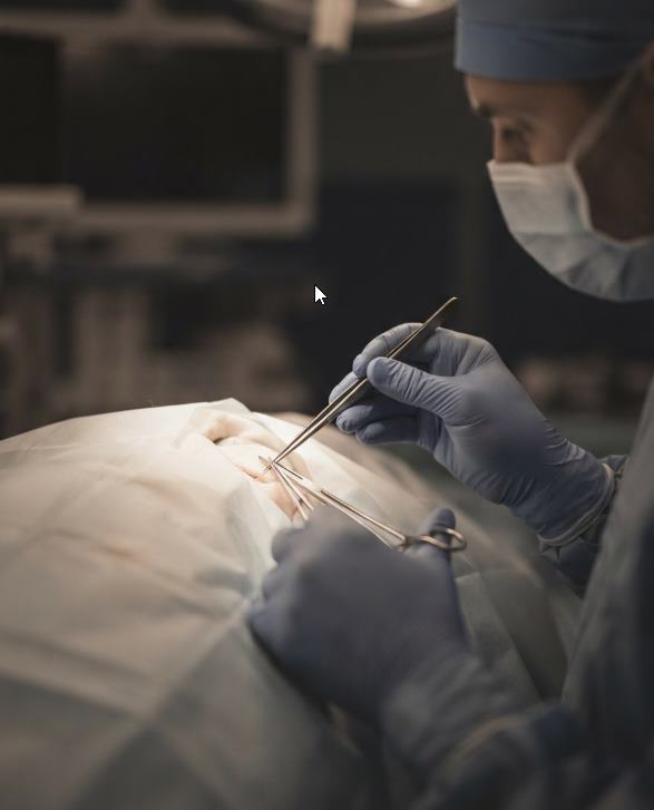 Cirurgia de urologia reconstrutora no Rio de Janeiro — cirurgião em procedimento delicado na UroClínica Rio